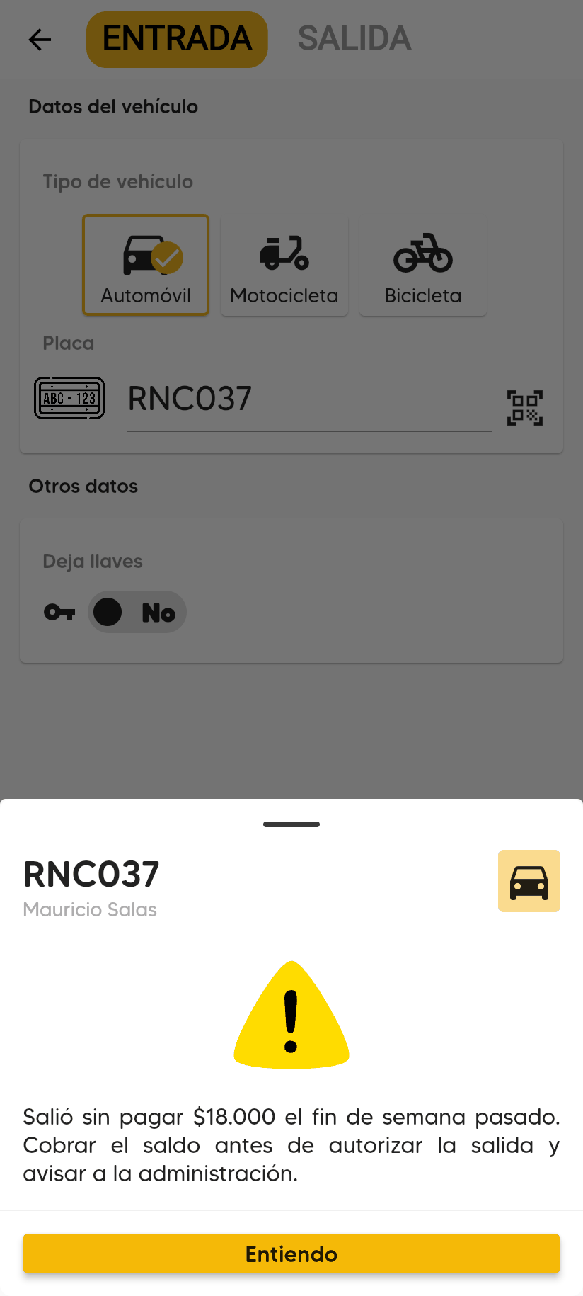 Aviso sobre el formulario de ENTRADA: la placa RNC037, el nombre Mauricio Salas, un ícono de advertencia, la observación y el botón Entiendo.