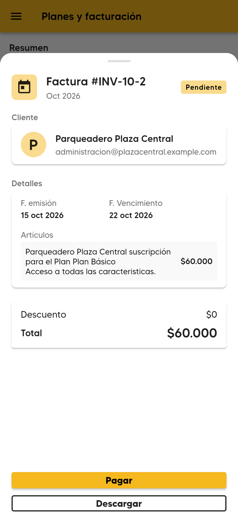 Detalle de la Factura #INV-10-2 Pendiente: Cliente Parqueadero Plaza Central, F. emisión 15 oct 2026, F. Vencimiento 22 oct 2026, el artículo de la suscripción al Plan Básico, Descuento $0, Total $60.000 y los botones Pagar y Descargar.