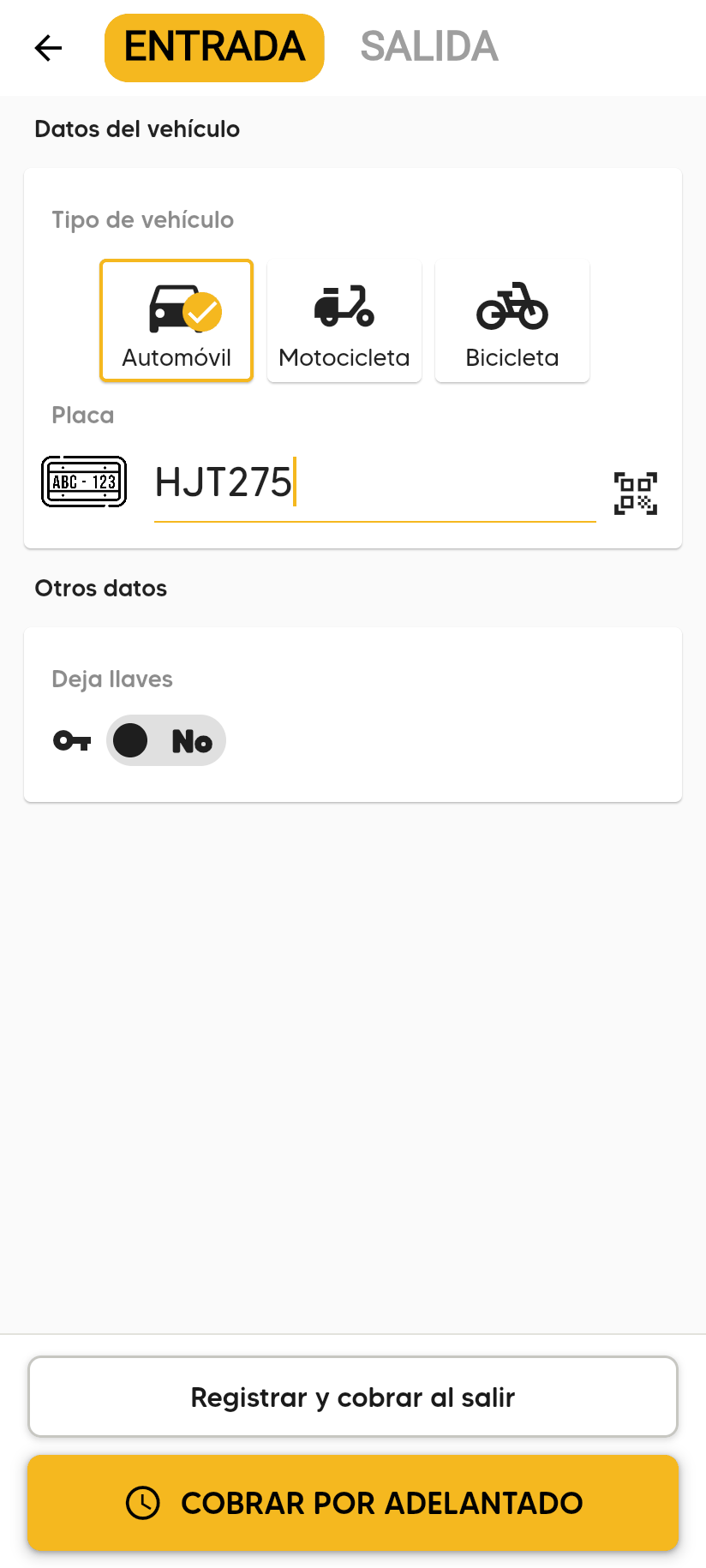 Pestaña ENTRADA con la placa HJT275 y Automóvil; abajo, los botones Registrar y cobrar al salir y COBRAR POR ADELANTADO.