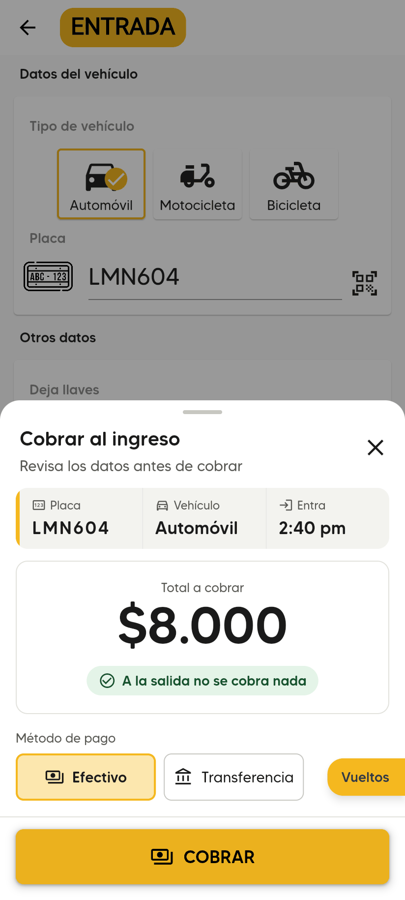 Hoja Cobrar al ingreso de LMN604, Automóvil, entra 1:52 pm, Total a cobrar $8.000, A la salida no se cobra nada, Efectivo, Transferencia, Vueltos y el botón COBRAR.