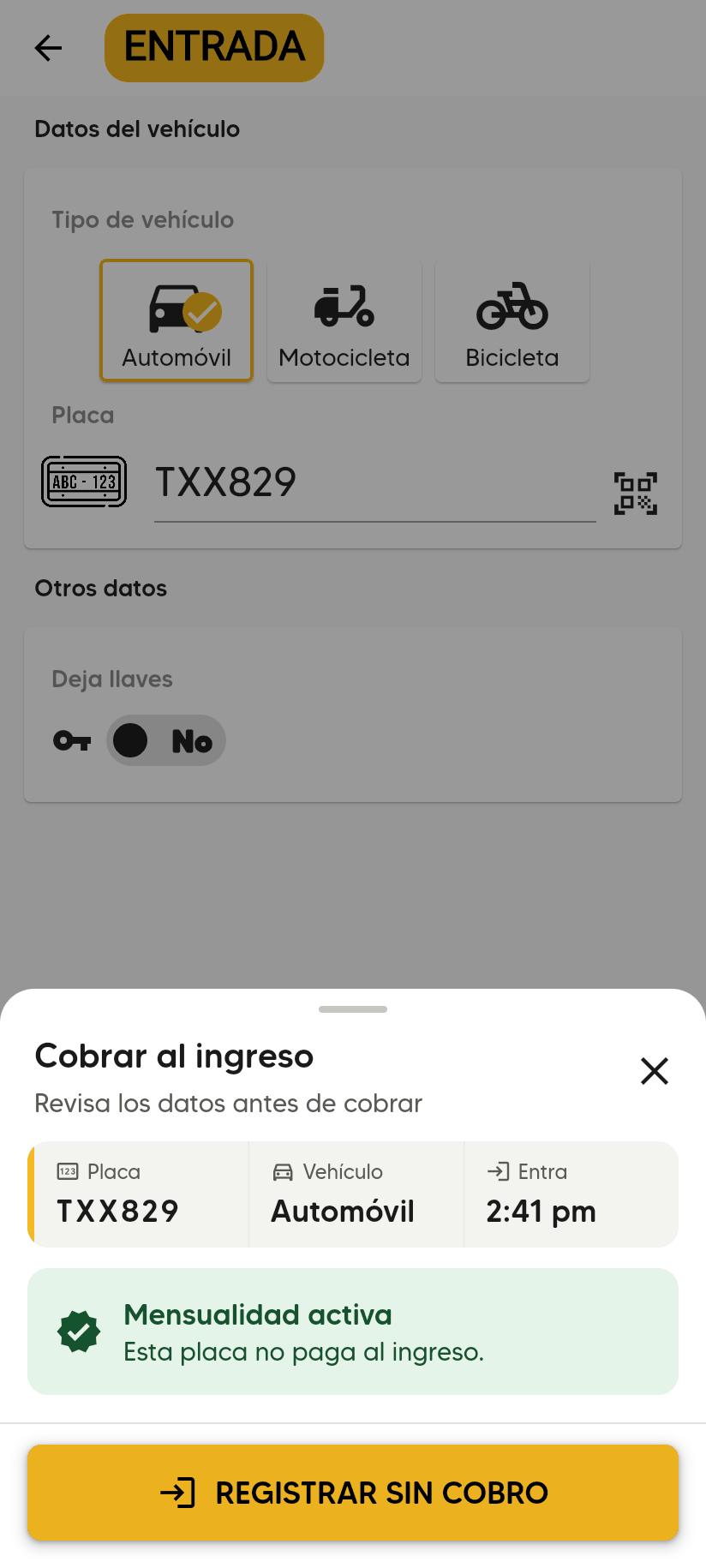 Hoja Cobrar al ingreso de TXX829 con el aviso Mensualidad activa, Esta placa no paga al ingreso, y el botón REGISTRAR SIN COBRO.