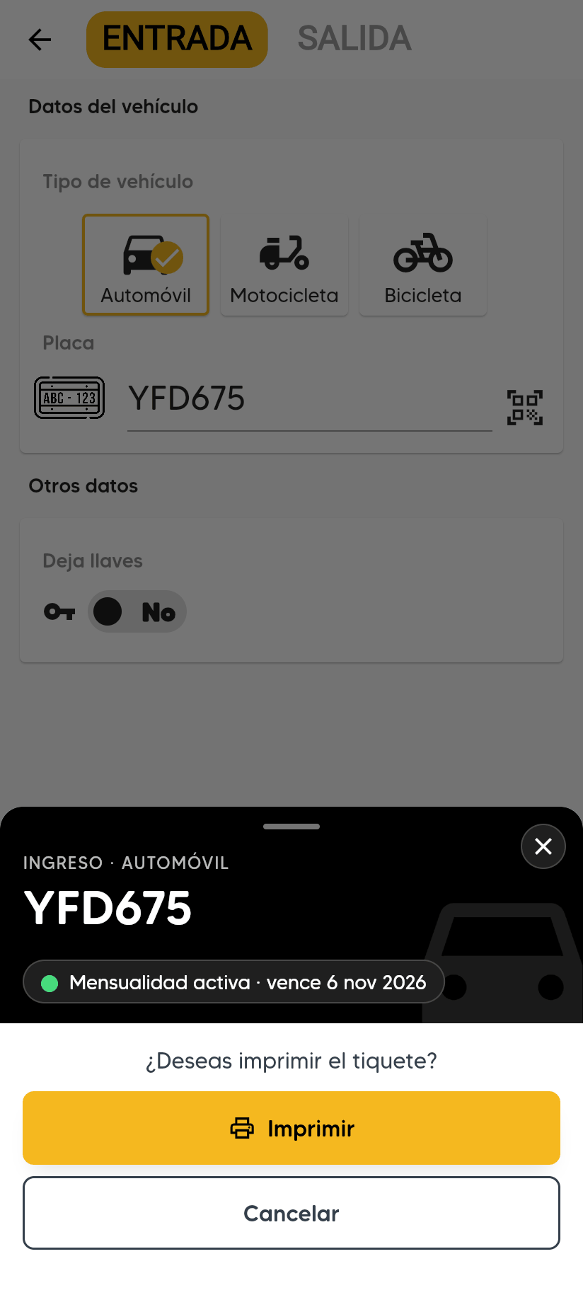 Aviso INGRESO · AUTOMÓVIL con la placa y Mensualidad activa · vence con la fecha de vencimiento, la pregunta ¿Deseas imprimir el tiquete? y los botones Imprimir y Cancelar.