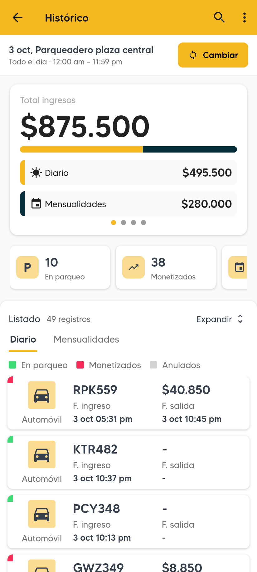 Histórico en el celular: el rango de fechas con el botón Cambiar, los totales del periodo y el Listado de registros con placa, fecha de ingreso, fecha de salida y valor.