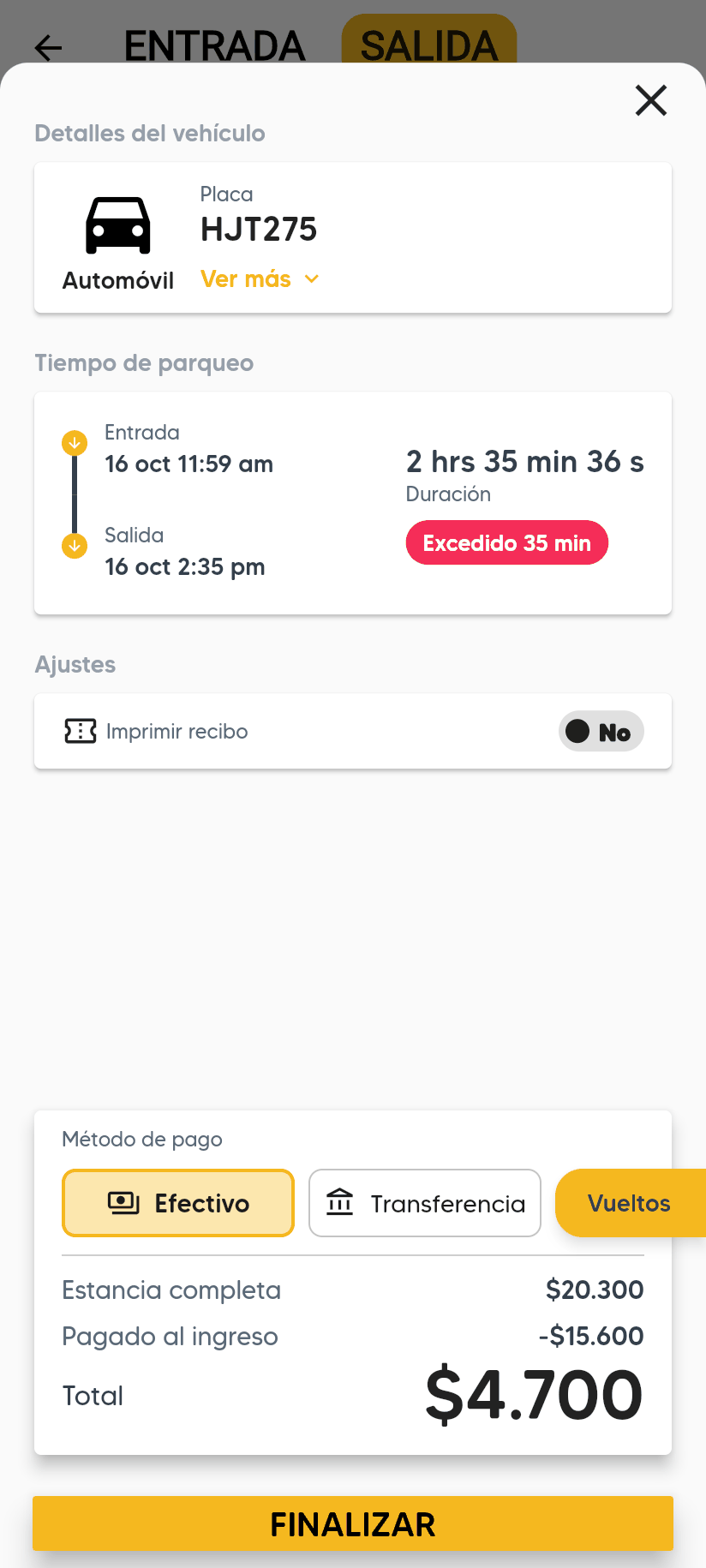 Salida de HJT275: 2 hrs 35 min con la marca Excedido 35 min; Estancia completa $20.300, Pagado al ingreso −$15.600 y Total $4.700 con Efectivo y Vueltos.