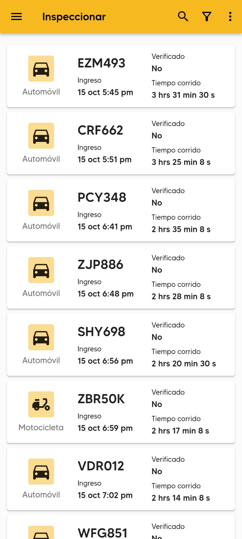Pantalla Inspeccionar con tarjetas de vehículos: placa, Ingreso, Verificado No y Tiempo corrido.