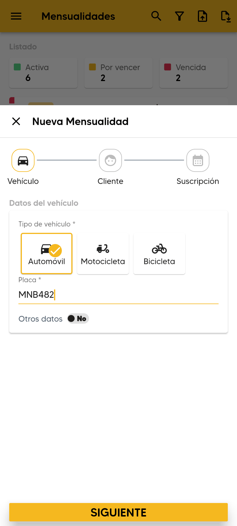 Nueva Mensualidad, paso Vehículo: Datos del vehículo con Tipo de vehículo, la Placa MNB482 y el interruptor Otros datos; abajo el botón SIGUIENTE.