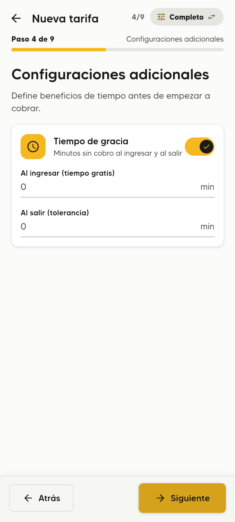 Paso 4 de 9, Configuraciones adicionales, con Tiempo de gracia activado y los campos Al ingresar (tiempo gratis) y Al salir (tolerancia) en minutos.
