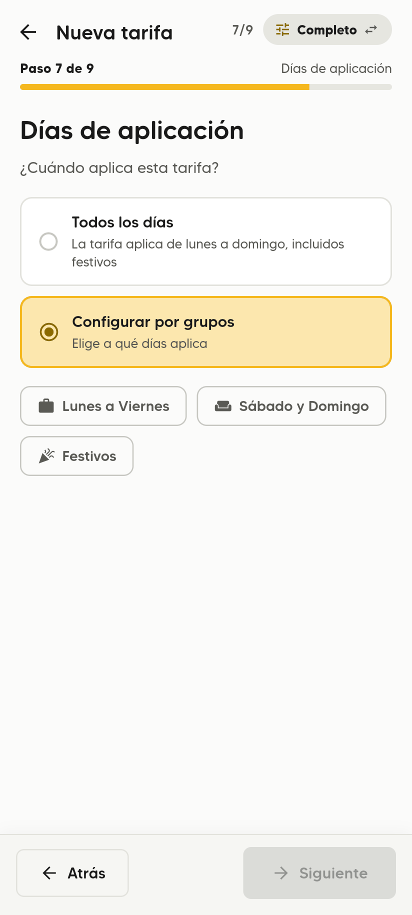 Paso 7 de 9, Días de aplicación, con Configurar por grupos elegido y los grupos Lunes a Viernes, Sábado y Domingo y Festivos.