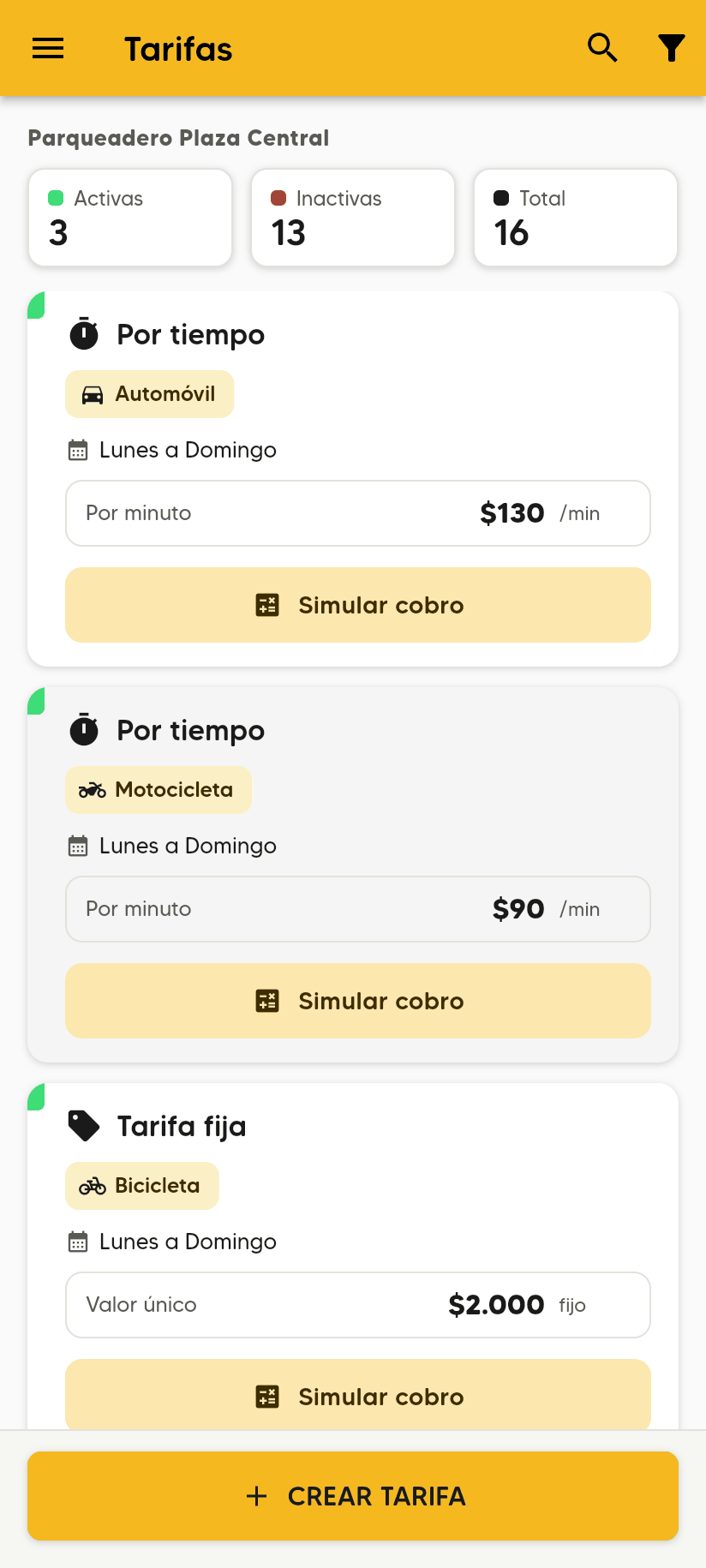 Pantalla Tarifas en el celular con los contadores Activas, Inactivas y Total, tarjetas de tarifas con su tipo, vehículo, días, precio y el botón Simular cobro, y abajo el botón CREAR TARIFA.