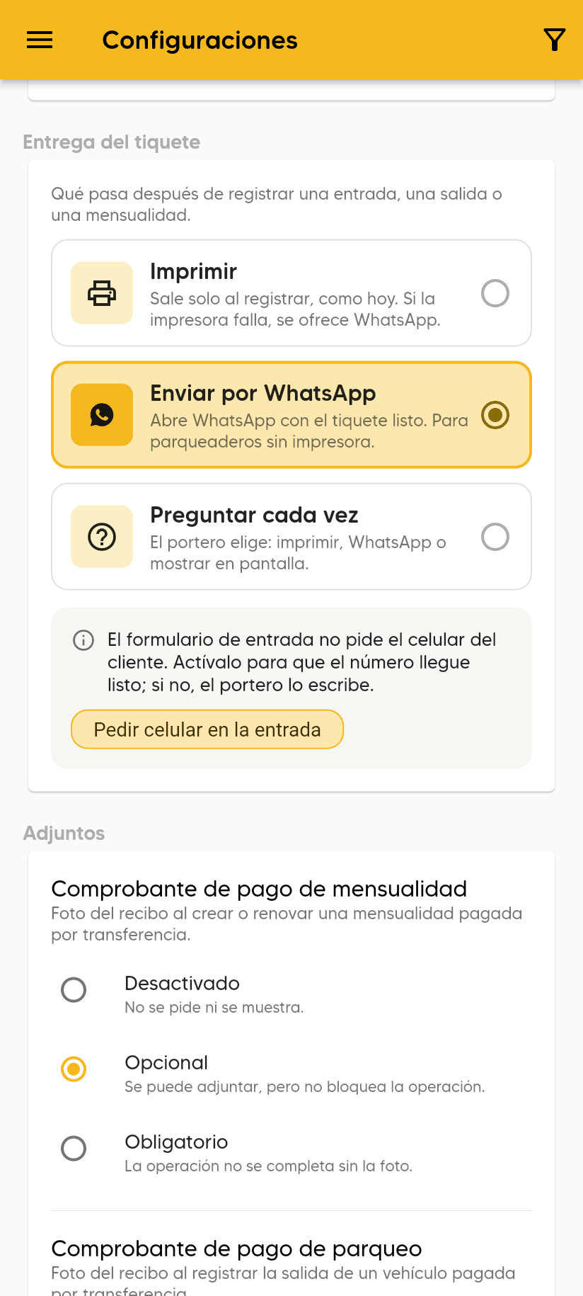 Entrega del tiquete con Enviar por WhatsApp marcada y el aviso El formulario de entrada no pide el celular del cliente, con el botón Pedir celular en la entrada.