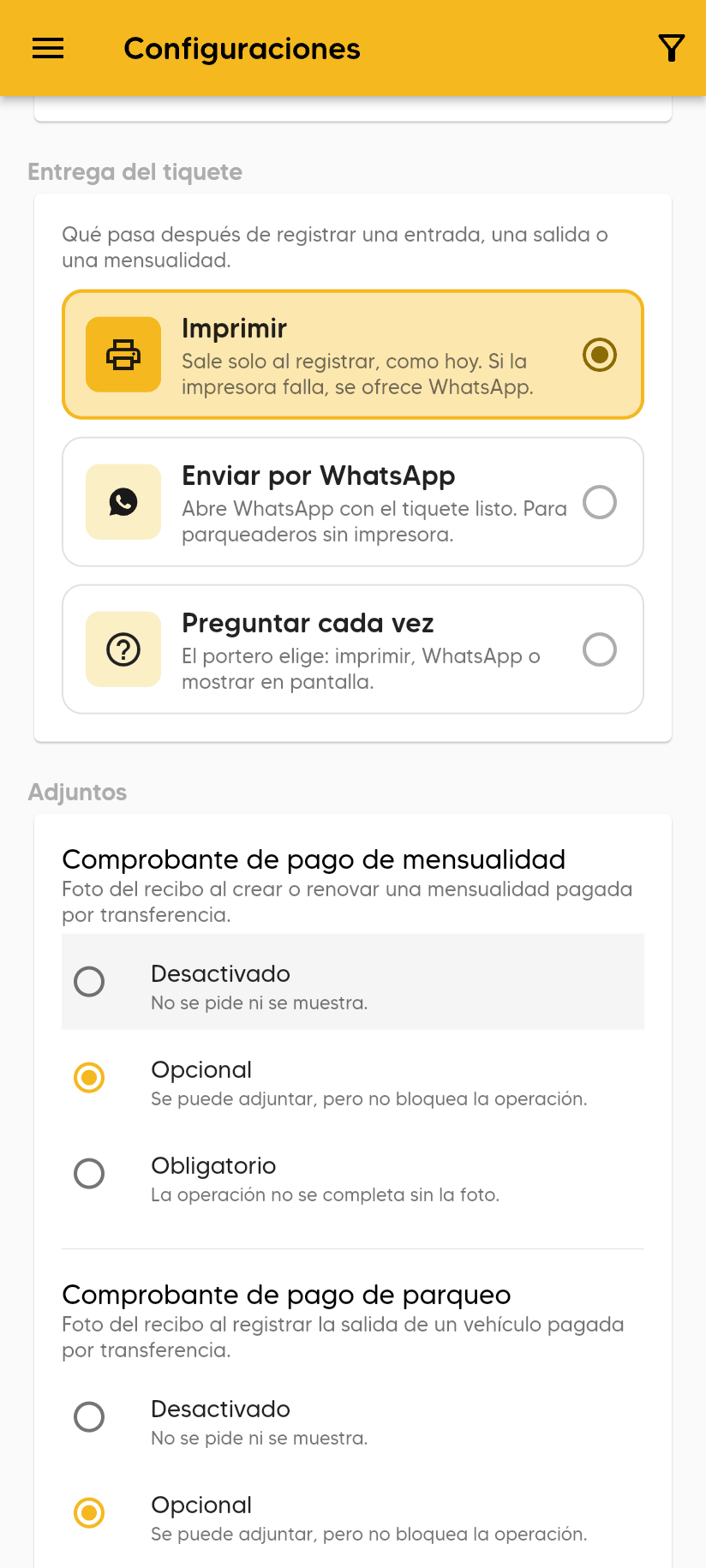Configuraciones, sección Entrega del tiquete con las opciones Imprimir (marcada), Enviar por WhatsApp y Preguntar cada vez.