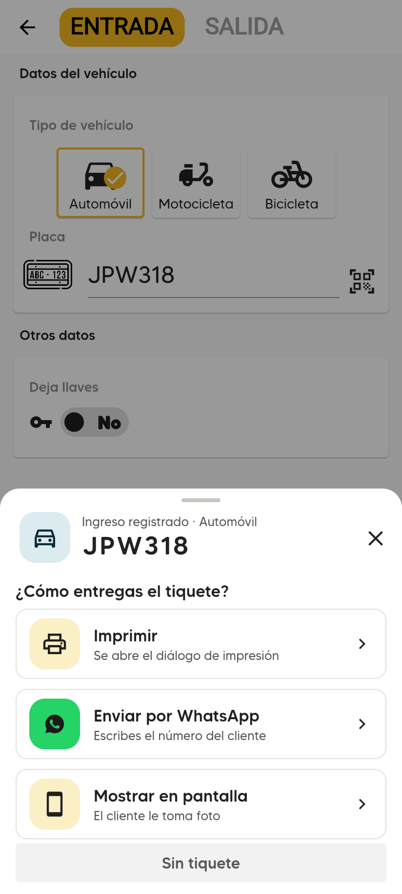 Hoja de JPW318, Ingreso registrado · Automóvil, con ¿Cómo entregas el tiquete?: Imprimir, Enviar por WhatsApp, Mostrar en pantalla y Sin tiquete.