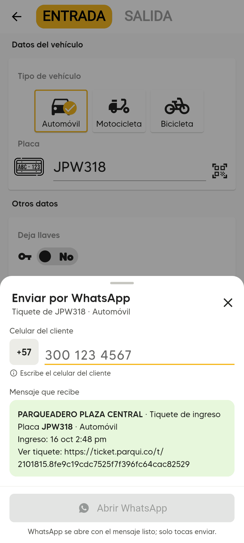Hoja Enviar por WhatsApp, Tiquete de JPW318 · Automóvil, con Celular del cliente +57 vacío, Mensaje que recibe con el parqueadero, la placa, el ingreso y el enlace Ver tiquete, y el botón Abrir WhatsApp.